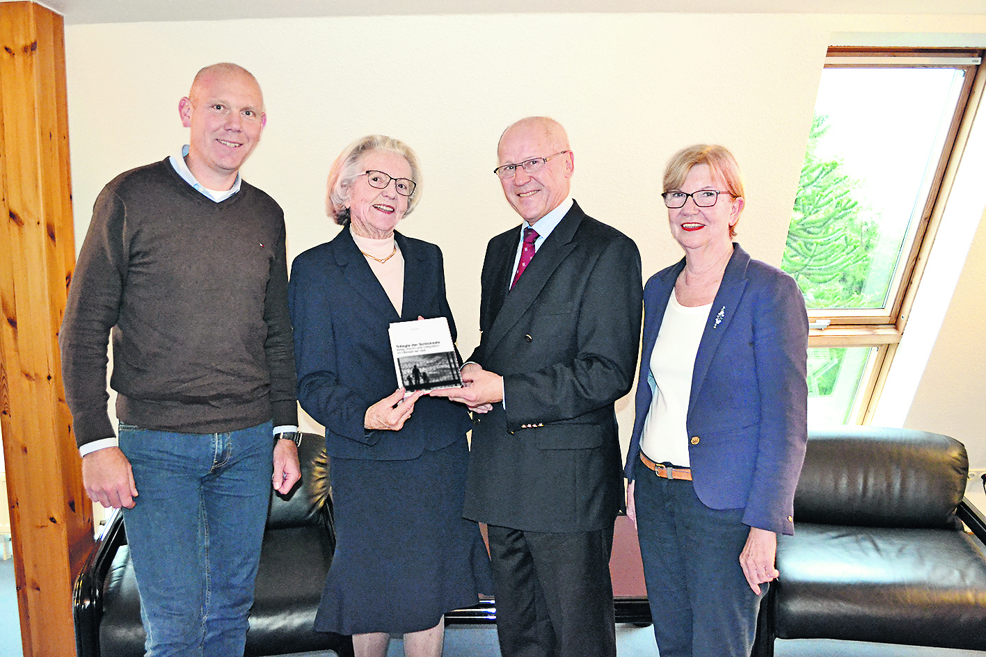 Das erste Buch überreichte Autor Alfred Bunk an Irene Vorwerk, hier mit Torben Kleinfeldt und Lilian Bormann von der Irene und Friedrich Vorwerk-Stiftung