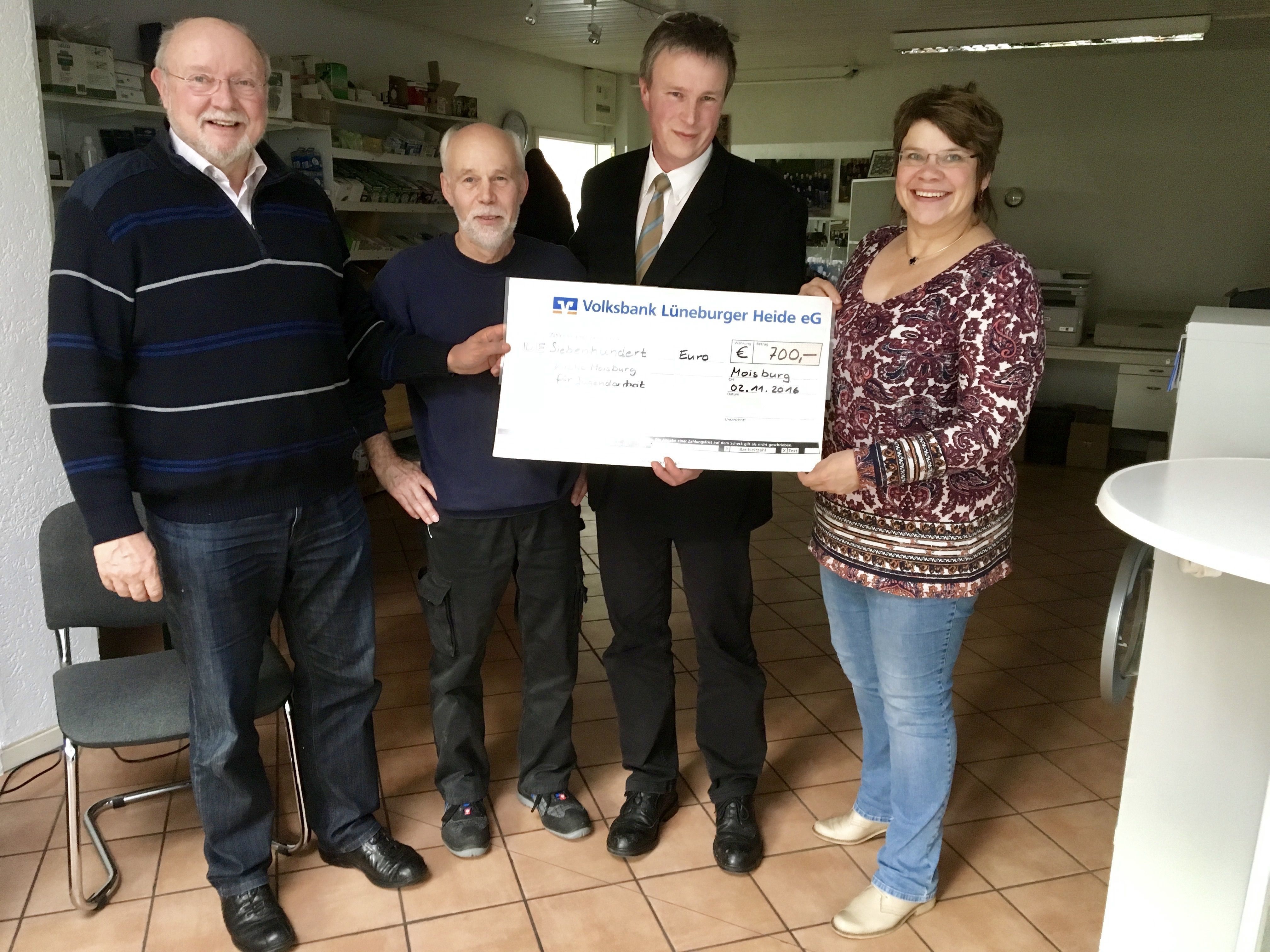 Bei der Scheckübergabe (v. li.): Bürgermeister Hans-Jürgen Steffens, Hans-Wilhelm Voth und Rolf Neumann von der Beneke GmbH und Pastorin Iris Junge