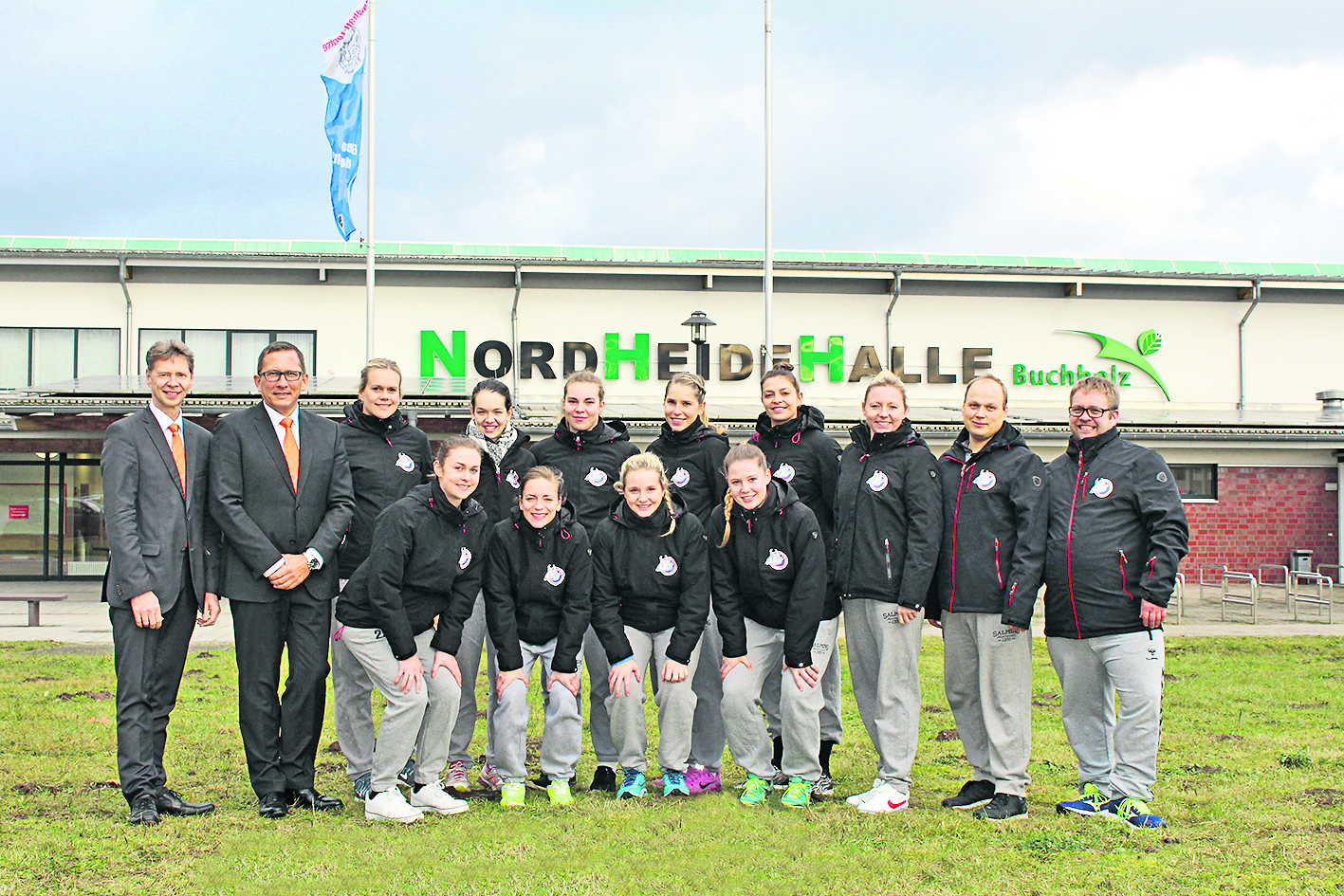 Da strahlen die Spielerinnen der SGH Rosengarten - BW Buchholz: Die Handballerinnen sowie Trainer Steffen Birkner (re.) und Sven Dubau (2. v. re.) wurden von Hartmut Stehr (v. li.) und Frank Krause (Volksbank Lüneburger Heide) mit neuen hochwertigen Winterjacken von Killtec ausgestattet.