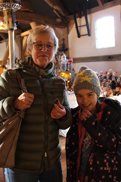 Karin Röling besuchte mit Enkelin Lara den Weihnachtsmarkt