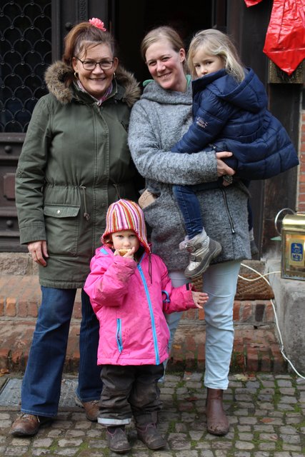 Ann-Sophie Munzert (re). und Barbara Borgstädt vom Verein "Postkutsche Lüneburger Heide" hatten den Weihnachtsmarkt organisiert