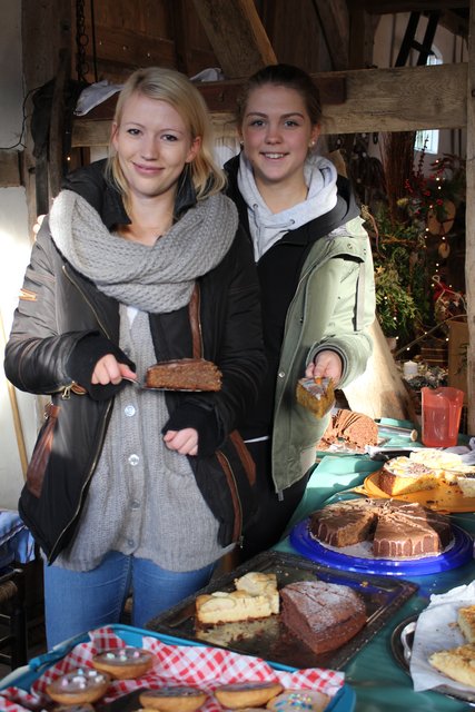 Versorgten die Besucher mit Kaffee und selbst gebackenem Kuchen: Tanja Müller und Hannah Düllmann