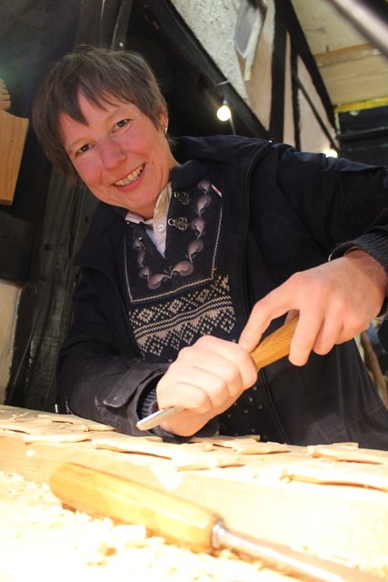 Holzbildhauermeisterin Almut Andersson zeigte in Klecken ihr Handwerk