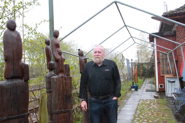 Künstler Gerd Rehpenning vor seinem Atelier am Bahnhof in Mulsum