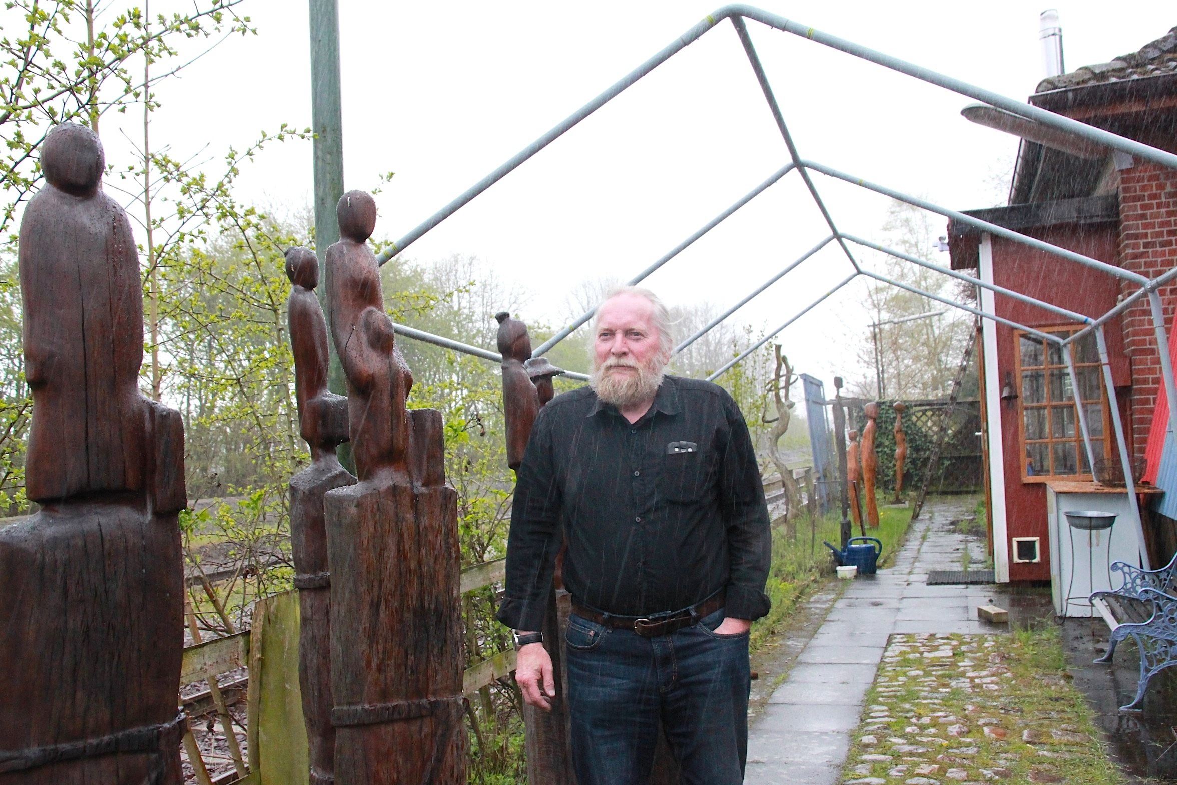 Künstler Gerd Rehpenning vor seinem Atelier am Bahnhof in Mulsum
