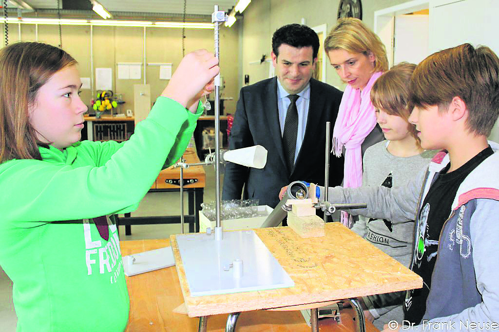 Svenja Stadler und Hubertus Heil schauten Schülern in der Zukunftswerkstatt beim Experimentieren zu