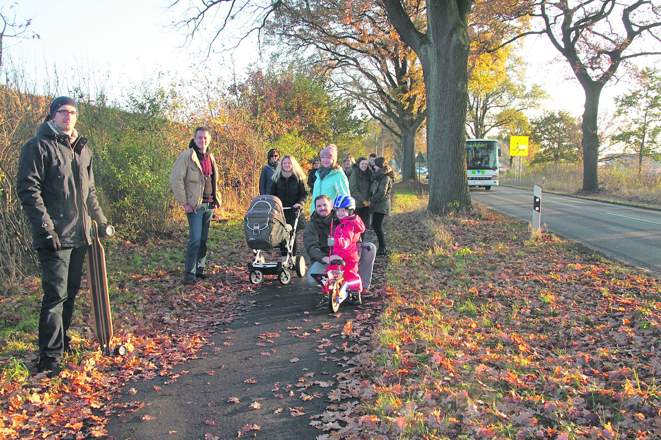 Bewohner des Neubaugebietes Riensförde mit Kai Holm (2. v. li.) an der Harsefelder Straße