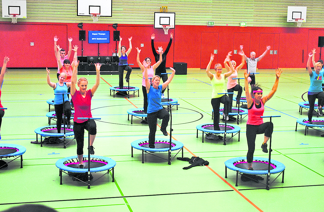 Steht auch für Fitness-Sport beim MTV Salzhausen: die Trampolin-Turngruppe "Super Tramps" unter der Leitung von Deti Kanefendt (vorne re.)