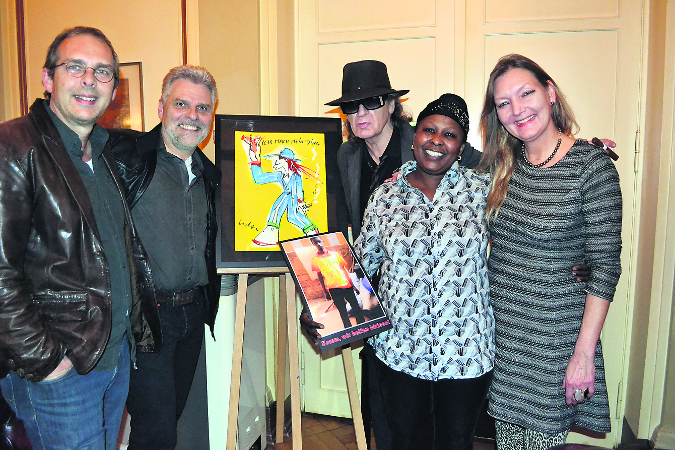 Bei der Bildübergabe (v. li.): Pastor Gerald Meier, Fliesenlegermeister Frank-Dieter Giske, Panikrocker Udo Lindenberg, Mariama Maazou-Taher mit einem Bild von Idrissa und Tamara Boos-Wagner