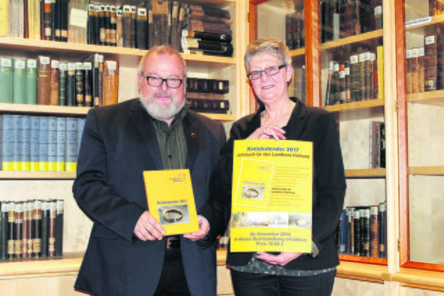 Prof. Dr. Rolf Wiese und Ehefrau Giesela Wiese stellten in der Bibliothek des Freilichtmuseums am Kiekeberg den neuen Kreiskalender vor