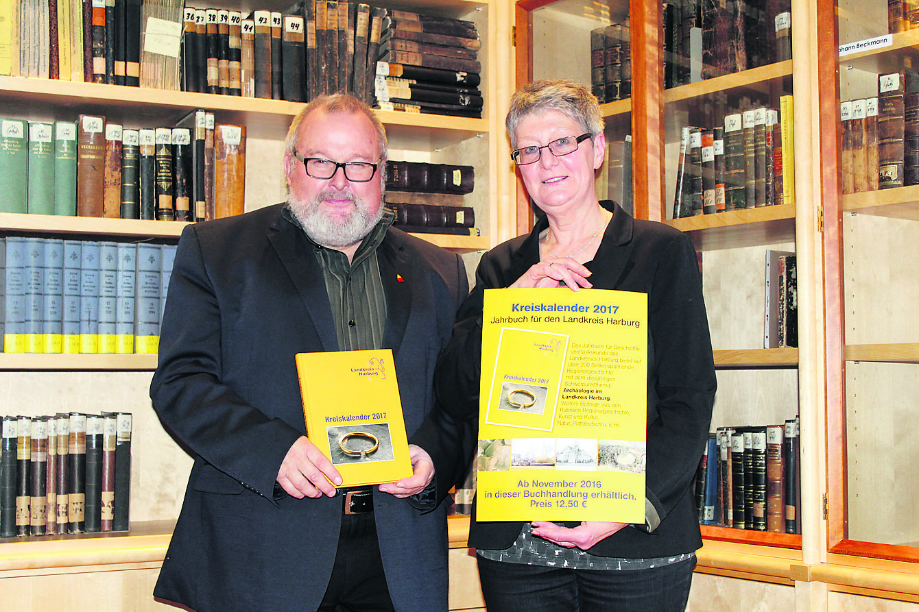 Prof. Dr. Rolf Wiese und Ehefrau Giesela Wiese stellten in der Bibliothek des Freilichtmuseums am Kiekeberg den neuen Kreiskalender vor