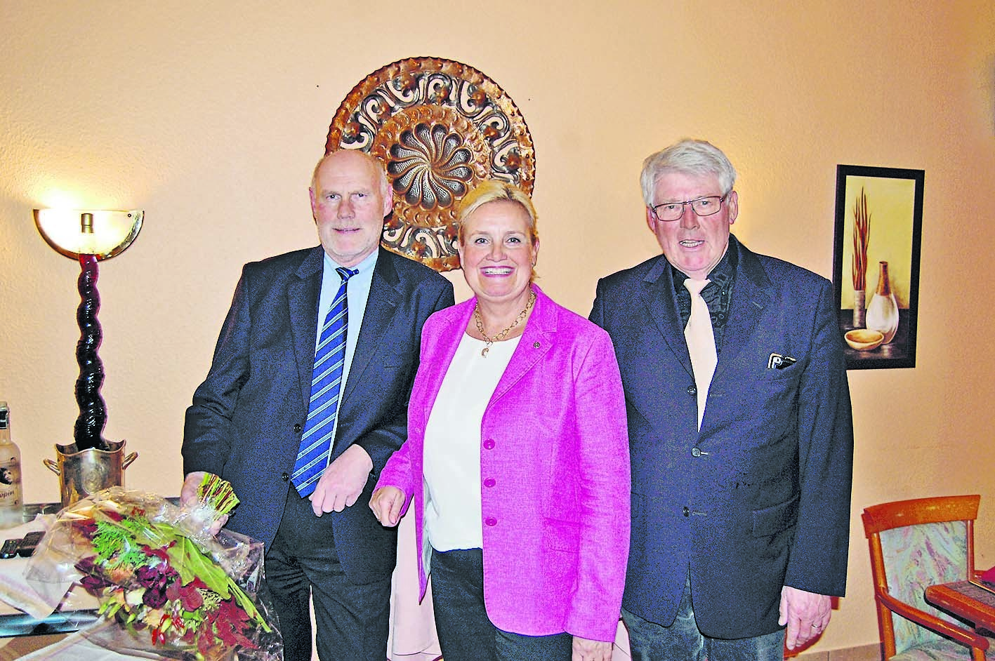 Der neue Ortsbürgermeister Günter Thonfeld (re.) mit Gemeindebürgermeisterin Martina Oertzen und seinem Vorgänger Klaus-Dieter Kirchhoff