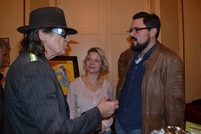 Alexandra und Klaas Dittmer (re.), in deren Medienwerk 15 Udos Bild vorübergehend hing, im Gespräch mit dem Panikrocker