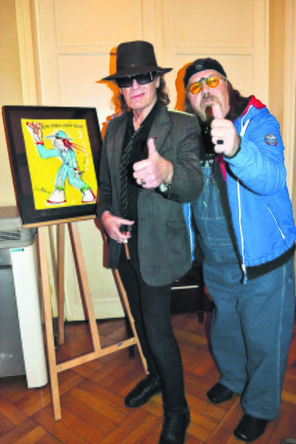 Mit dem Bild, das der Panikrocker zugunsten der Augenoperation des Nigerianers Idrissa malte: Udo Lindenberg und sein ehemaliger Sekretär Erwin Hilbert