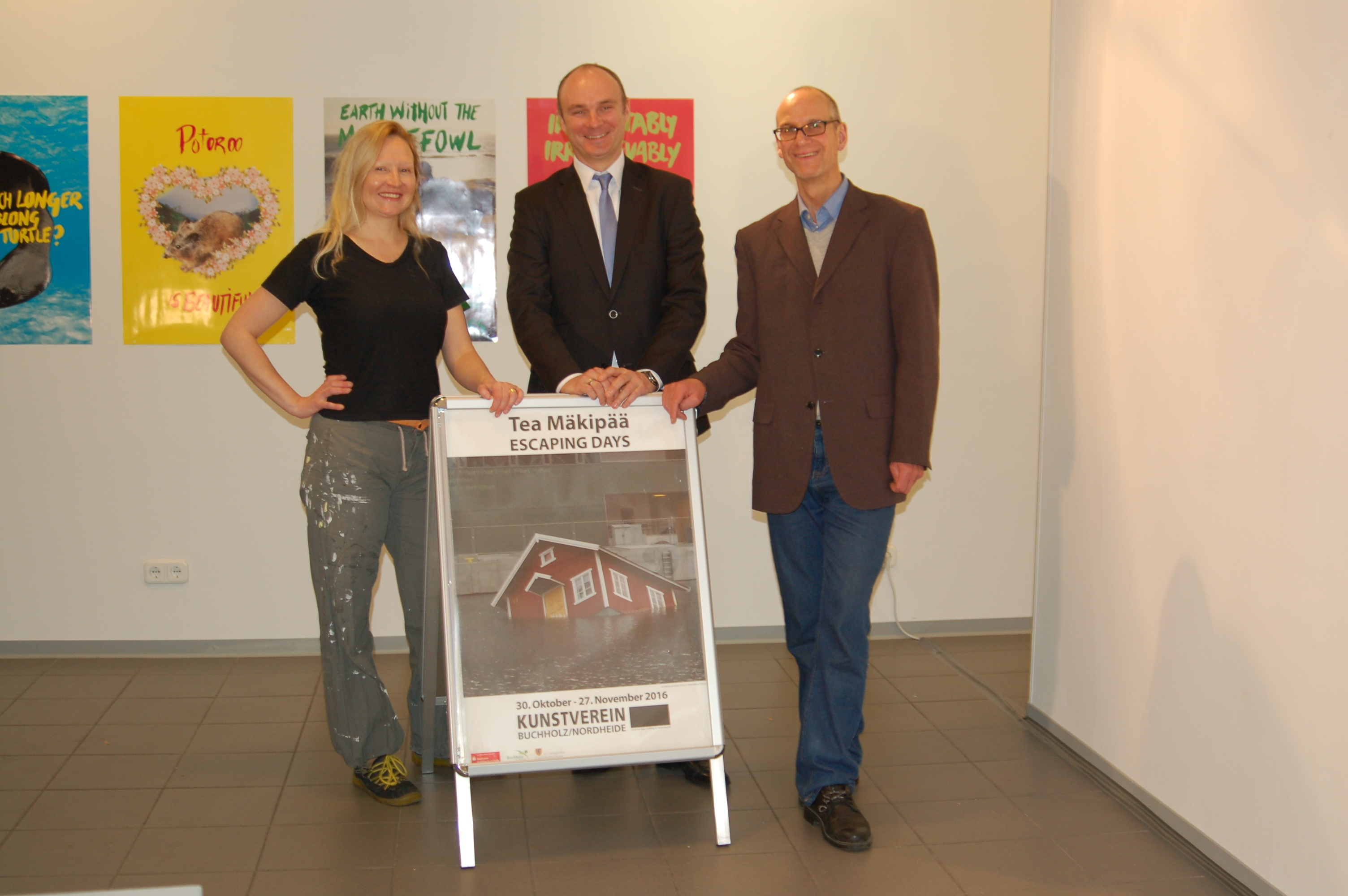 Stephan Tiedemann (Mi.) besuchte mit Dr. Sven Nommensen die Ausstellung von Tea Mäkipää
