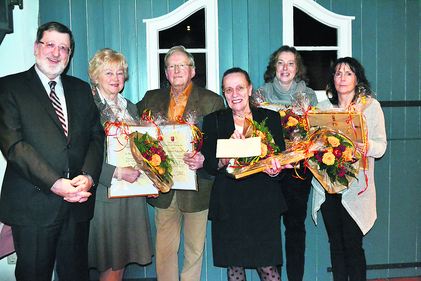 Bürgermeister Jürgen Böhme (li.) mit den Ausgezeichneten des Bürgerpreises (v. li.): Sigrid und Rudolf Meyer, Eva-Maria Böhme, Petra Wiechern und Gudrun Bosserhoff
