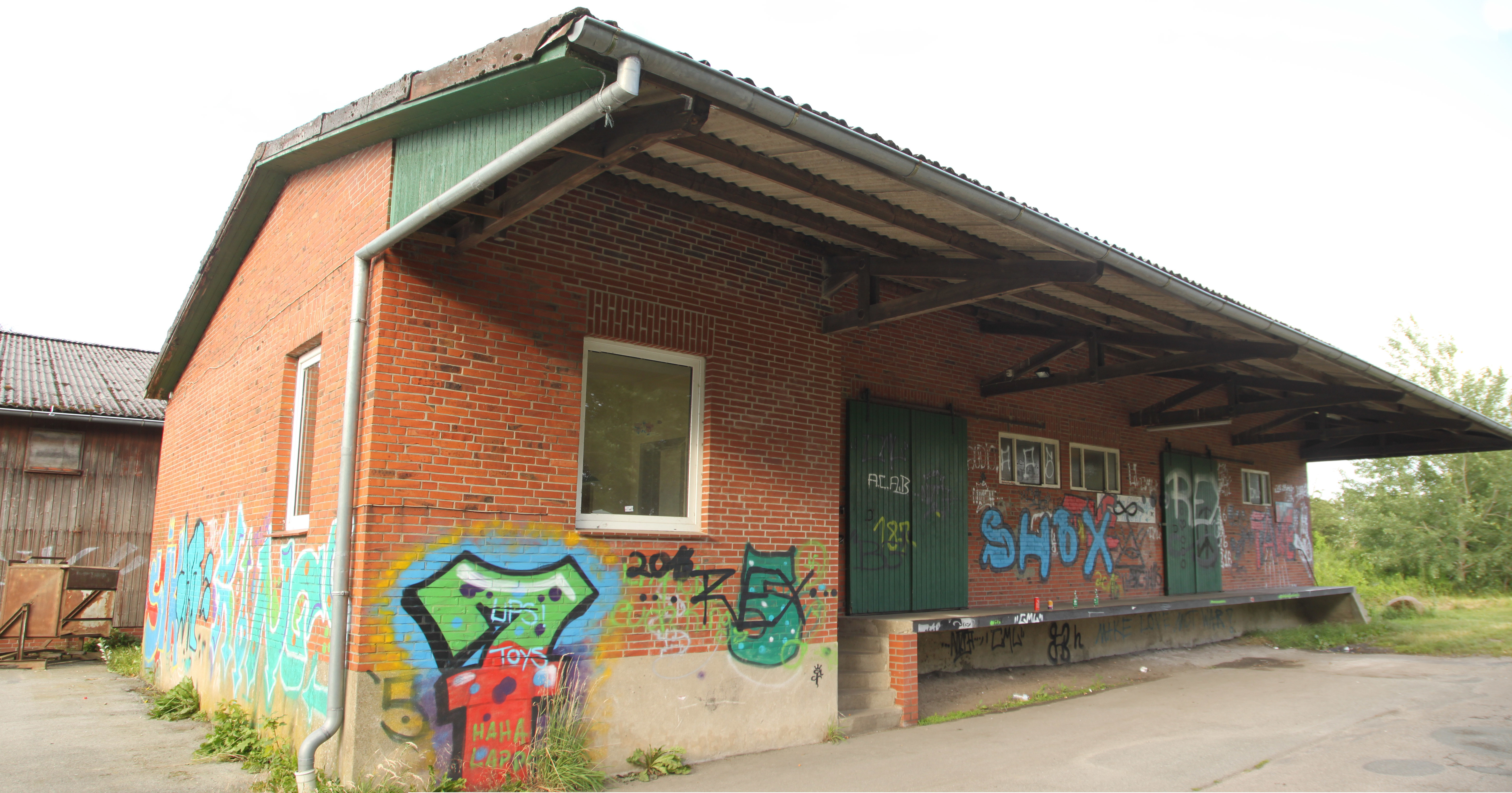 "Verziert" mit Graffiti: einer der Schuppen auf dem Beckdorfer Bahnhofsgelände