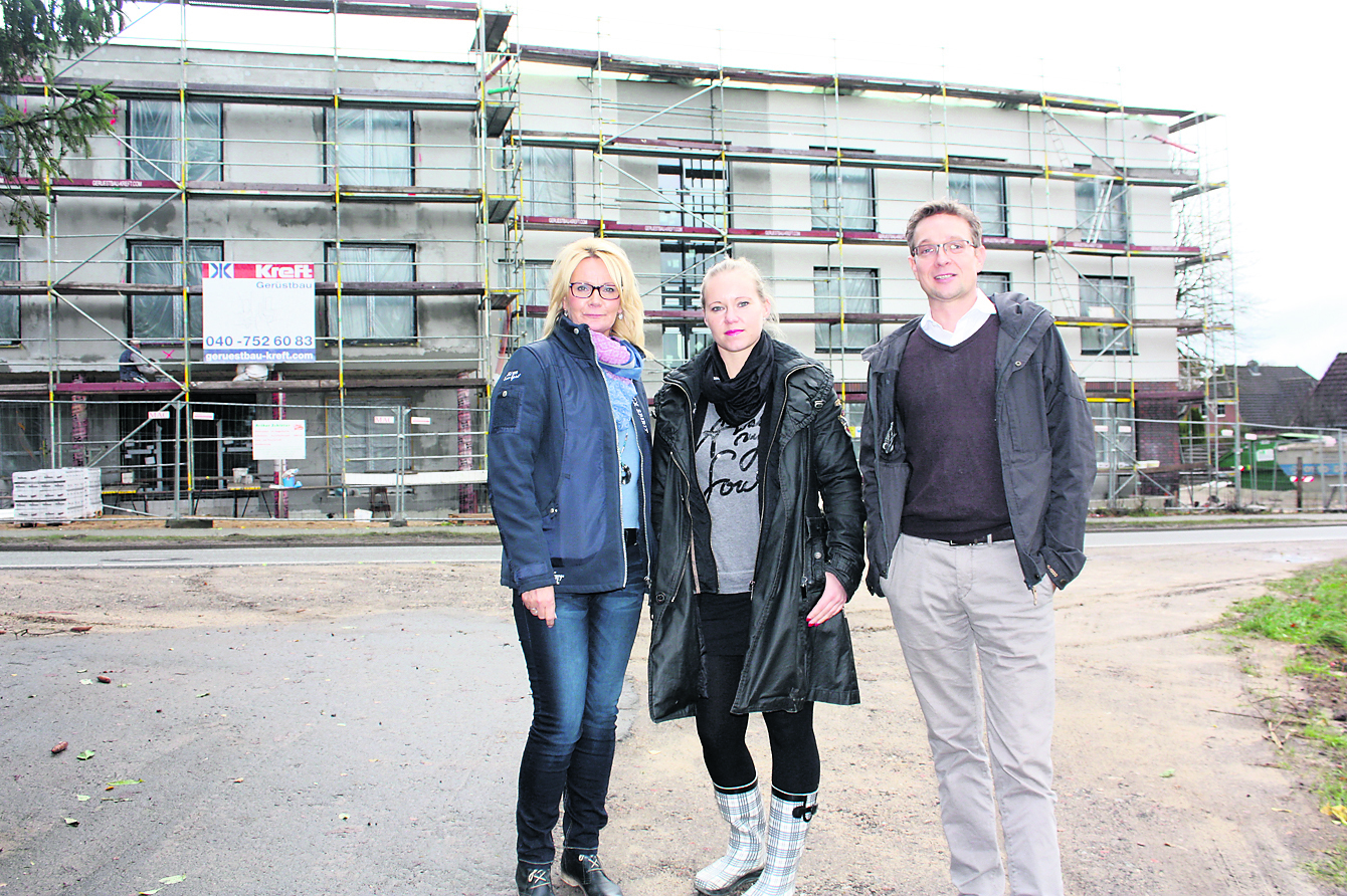 Vor dem Neubau der Seniorenresidenz: (v. li.) Susanne Schukies, Stefanie Schmidt und Christian Cohausz