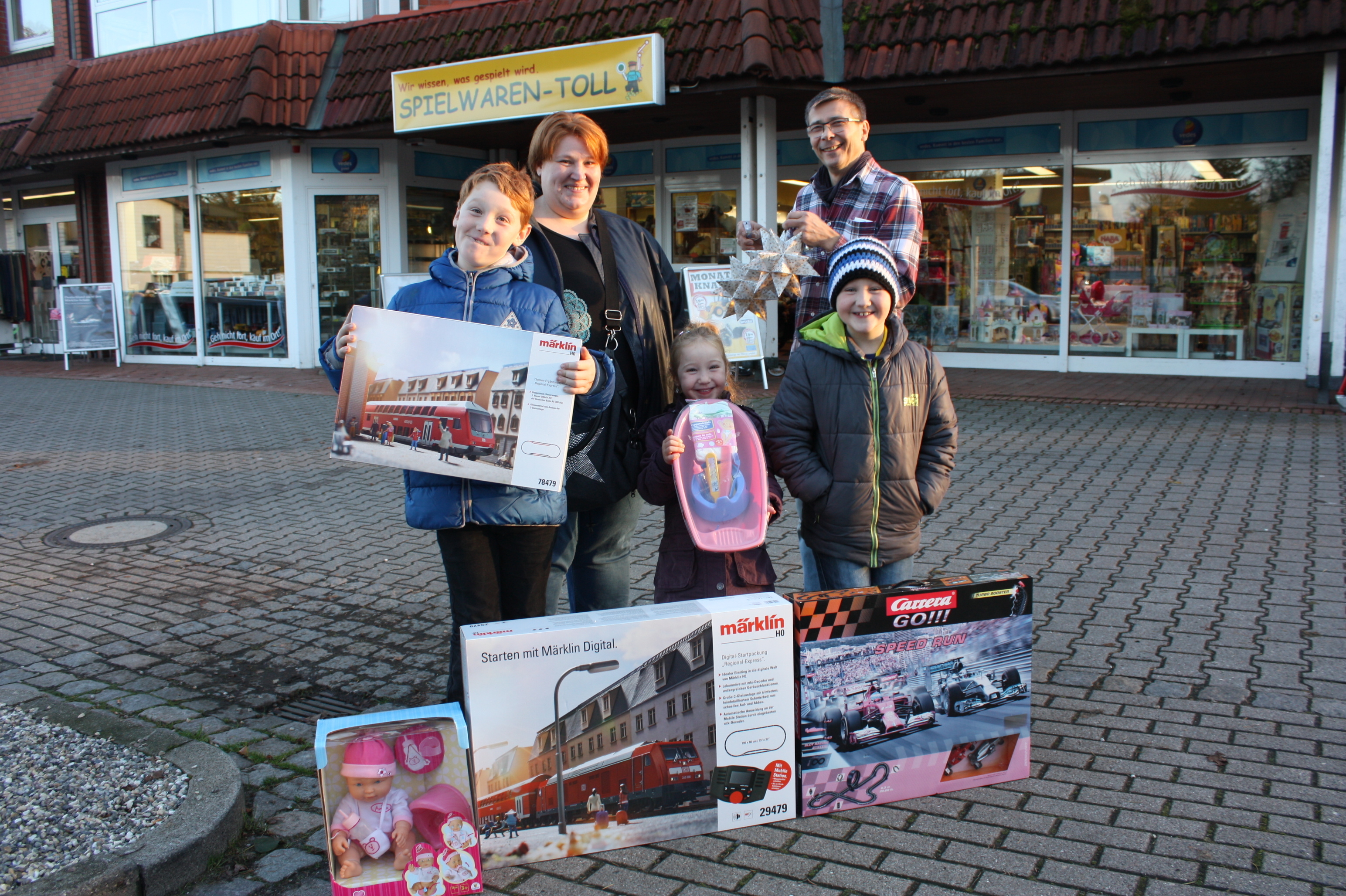 Bei der Spendenübergabe (v. li.): Jan-Philipp, Stephanie, Laura und Steven Timm sowie Bruno Toll (Spielwaren-Toll), der die Spende erweiterte