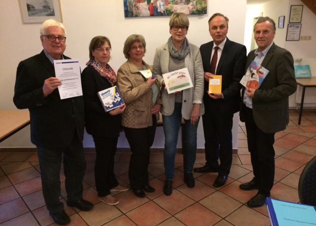 Preisverleihung (v. li.): Vereinsvorsitzender Heinz Mügge, Isa Steffen vom Plattdeutschbüro, Ilse Wienberg und Ingrid Dönselmann (beide Kindergarten), Rüdiger Meyer von der VGH und Fachberater Hans-Hinrich Kahrs