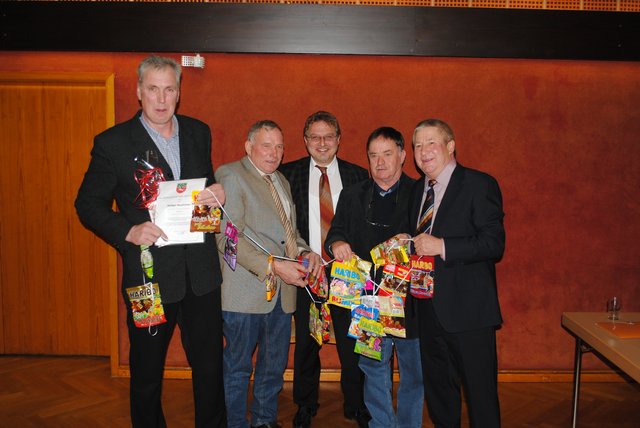 Dank für langjährige Ratsarbeit (v. li.): Rüdiger Buschmann, Willi Helmke, Wolfgang Krause, Kurt Wenzel und Helmut Gehrke mit einer "Süßigkeiten-Kette", die Gehrke von der Feuerwehr Vierhöfen erhielt