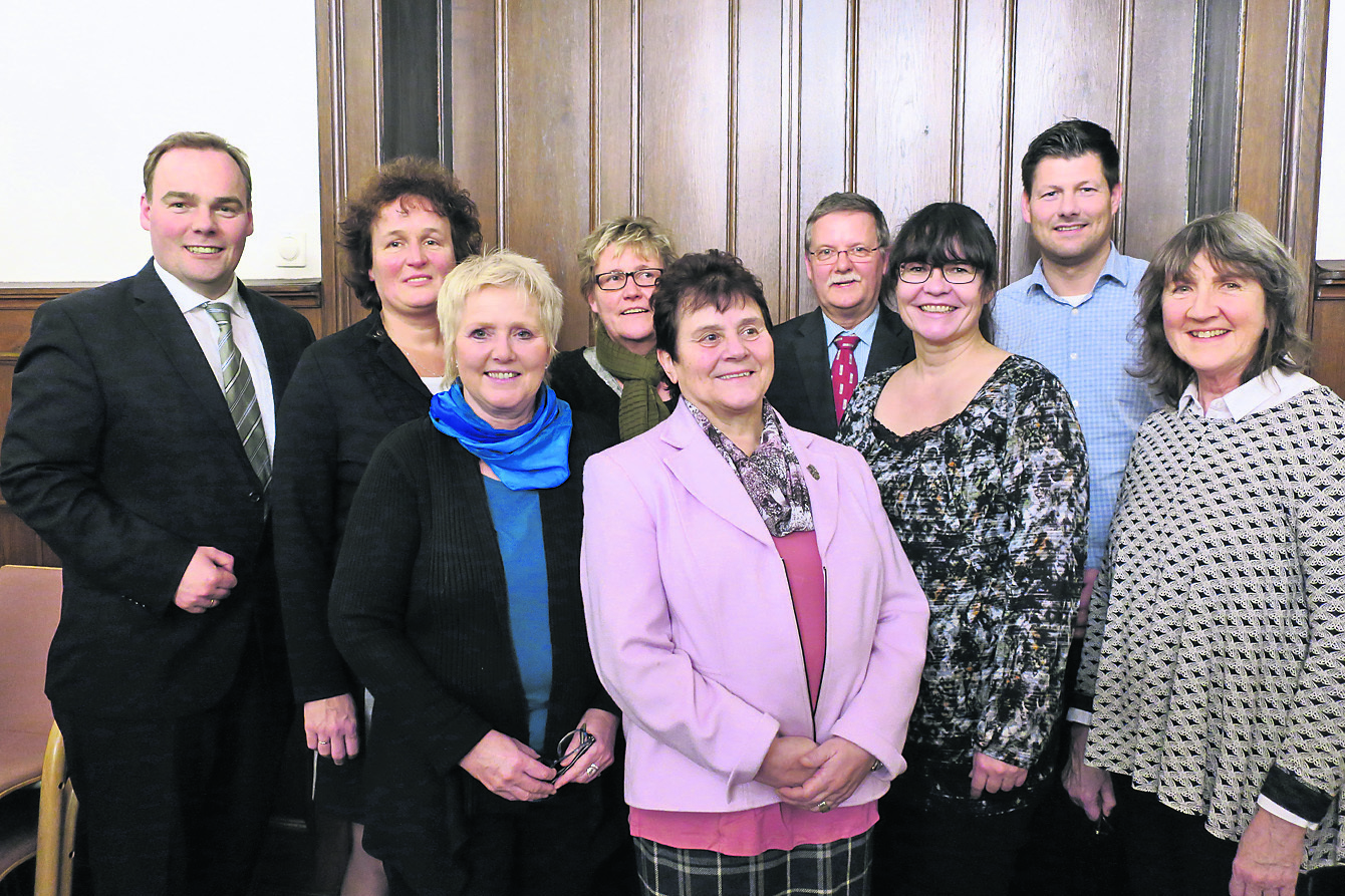 Der Bürgermeister mit alten und neuen Ortsvorstehern (v. li.): André Wiese, Anja Ostendorf, Katharina Filter, Martina Jankowski, Monika Wendlandt, Andreas Neven, Beate Westphal, Hans-Christian Wedemann und Maureen McGilvray