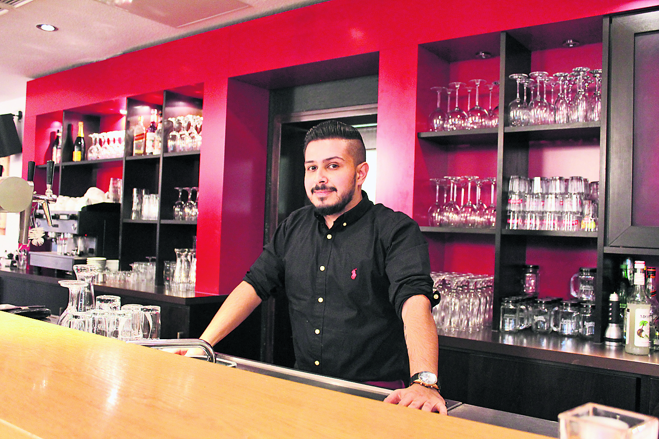Inhaber Zozo Fayazi
und sein Team verwöhnen
die Gäste im „ZOZO“ mit leckeren Speisen und klassischen Cocktails