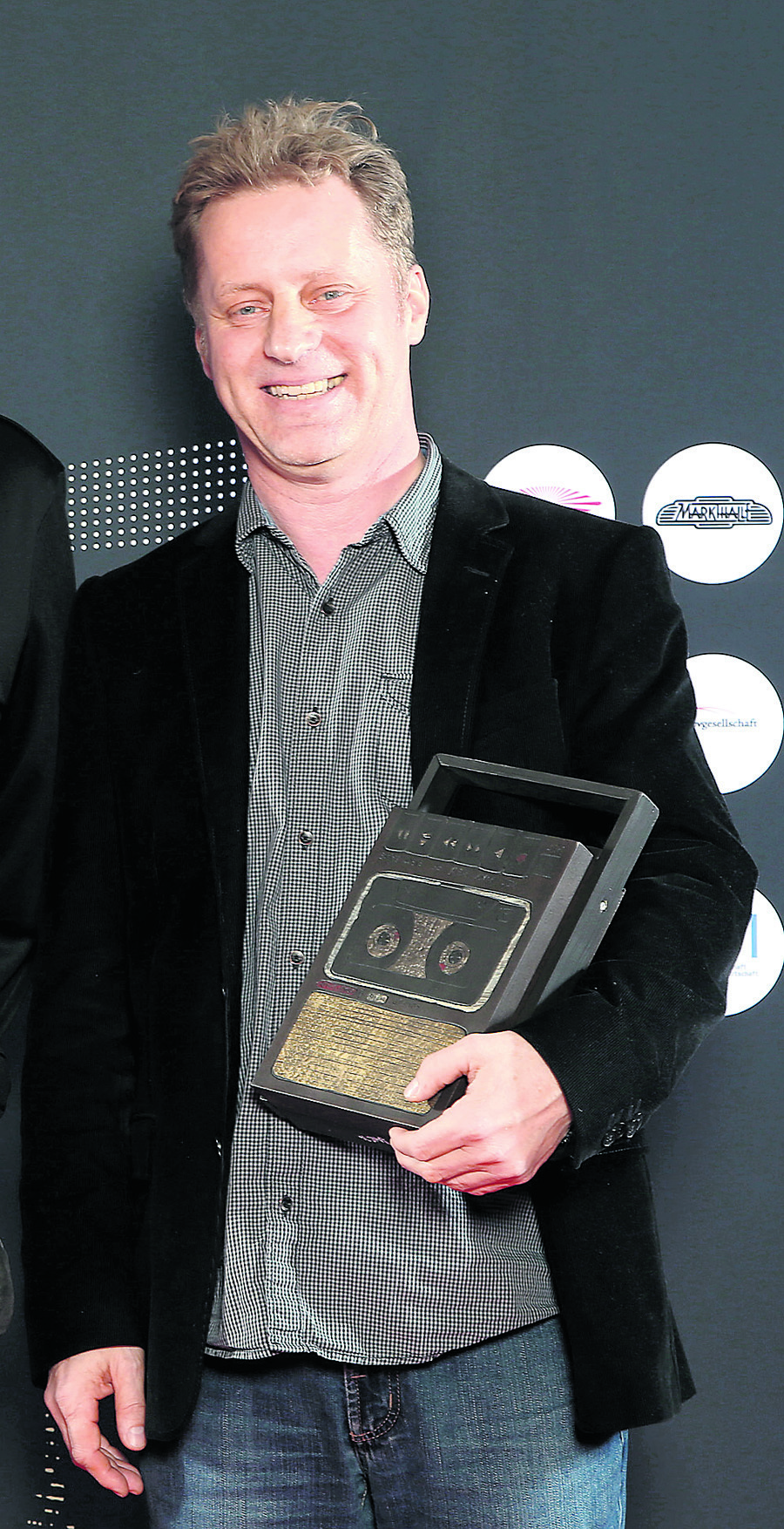 Ein "Old-School"-Kassettenrekorder als Trophäe: Folkert Koopmans mit seinem Musikpreis