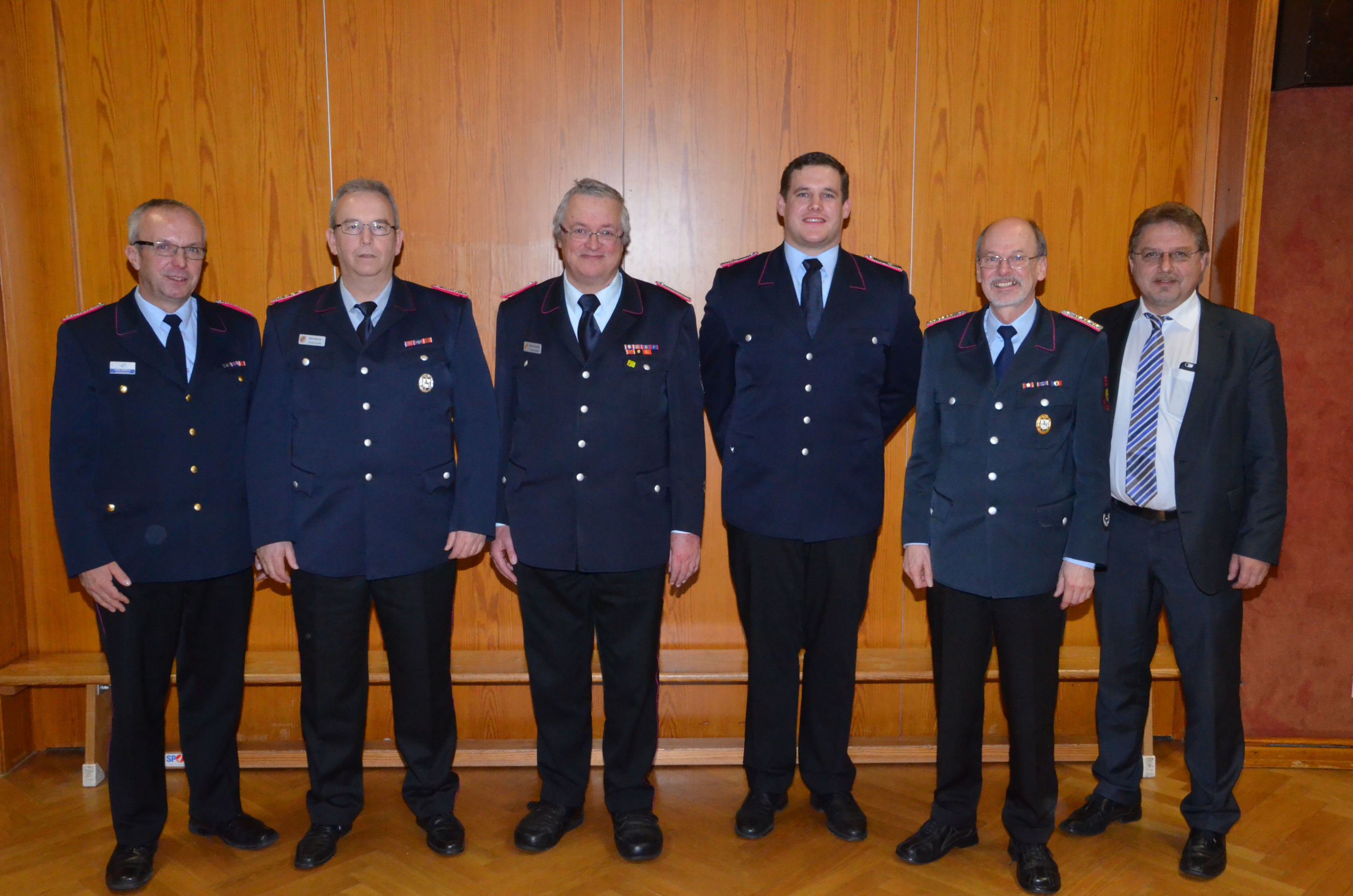 Gratulation für den neuen Ortsbrandmeister (v. li.): Volker Bellmann, Martin Warncke, Dieter Tschorschke, Patrick Putensen Dieter Mertens und Wolfgang Krause