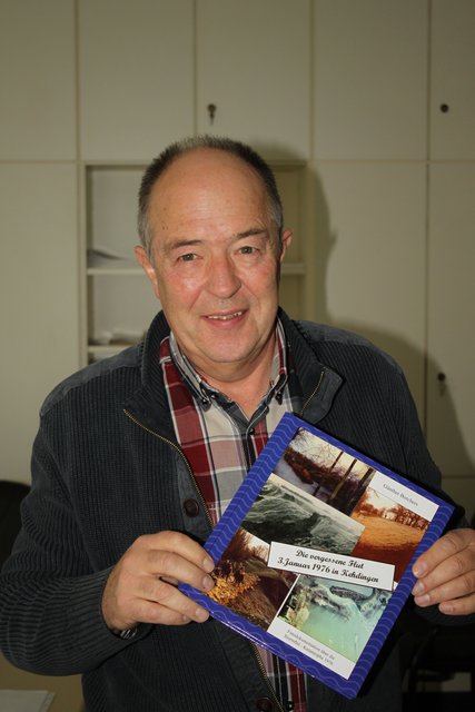 Gütnher Borchers mit seinem Buch