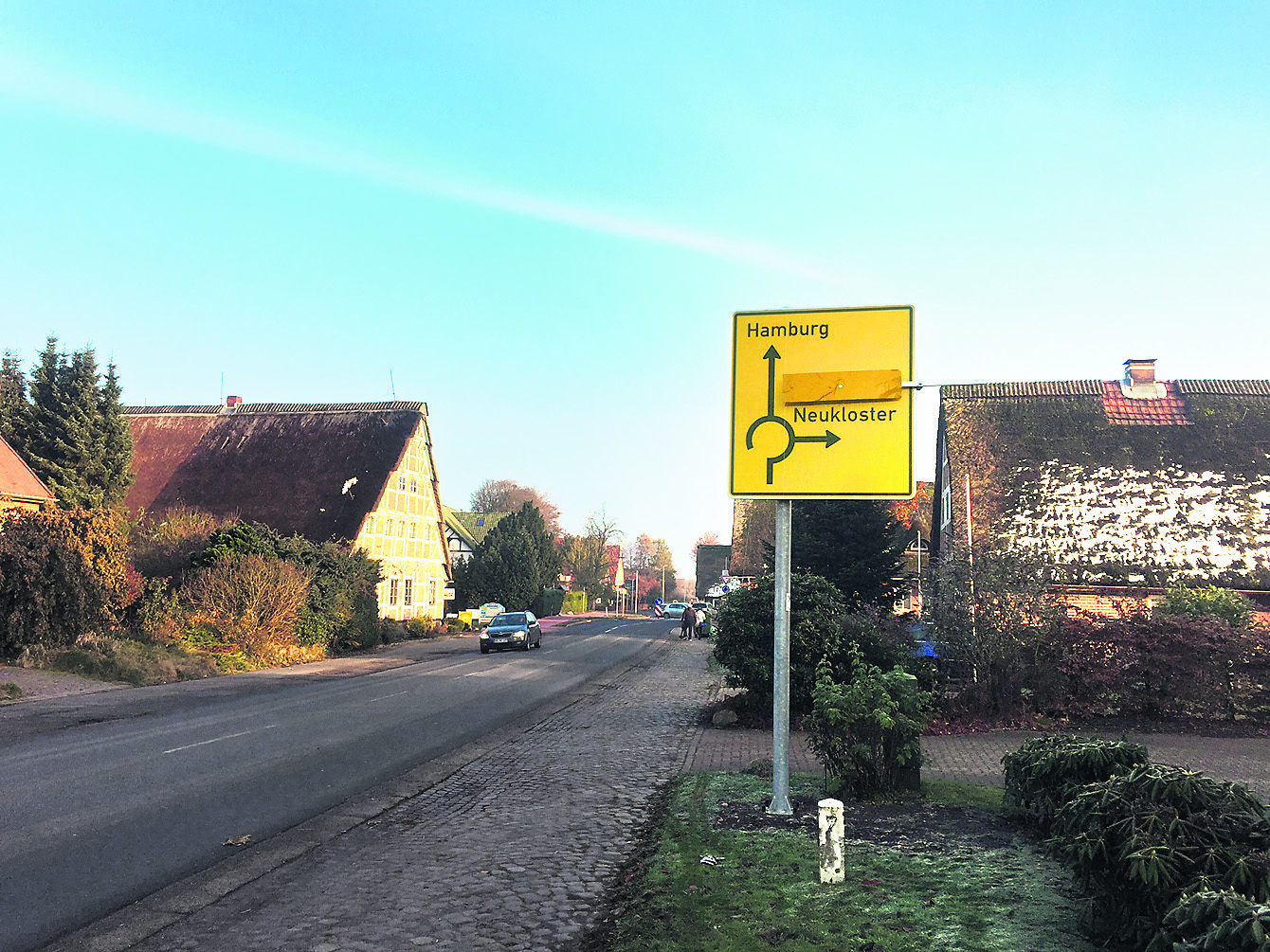 Die Blende "A26" wird entfernt, dafür ein Aufkleber "Lkw Verbot" angebracht