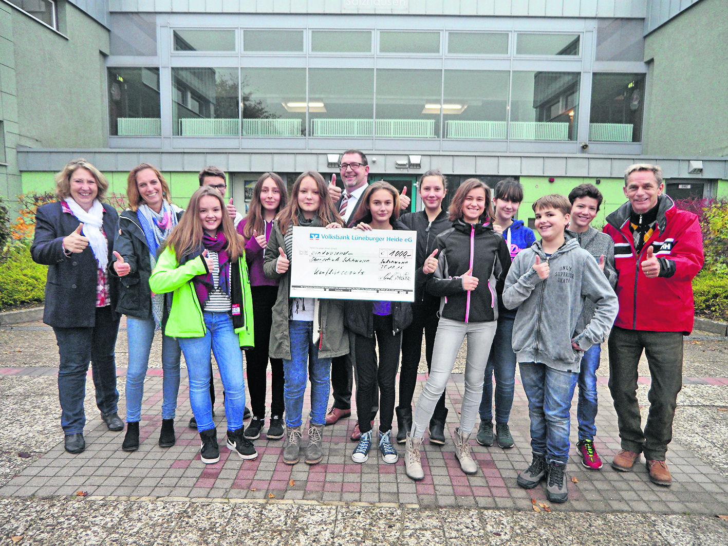 Freude über die Unterstützung: die Konfliktscouts der Oberschule mit (v. li.) Gudrun Voigts, Swantje Hülsemann, Dirk Benecke (Mitte) und Peter Receveur (re.)