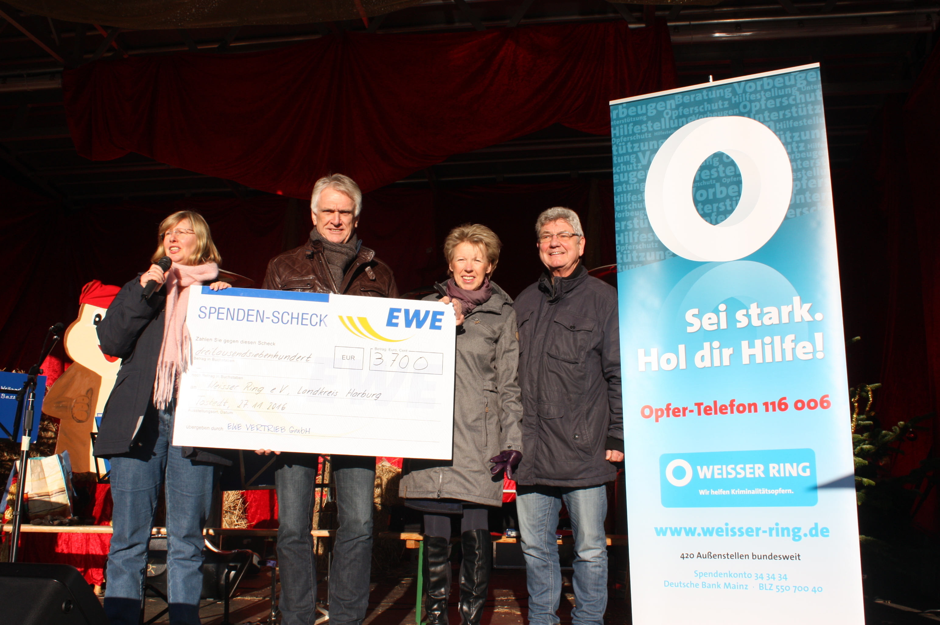 Bei der Spendenübergabe auf der großen Bühne: (v. li.) Anne Greve (EWE) mit Karl-Heinz Langner, Karin Langner und Wolfgang Möller vom Weissen Ring
