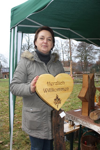 Claudia Haack bot ihre Holzkunst an