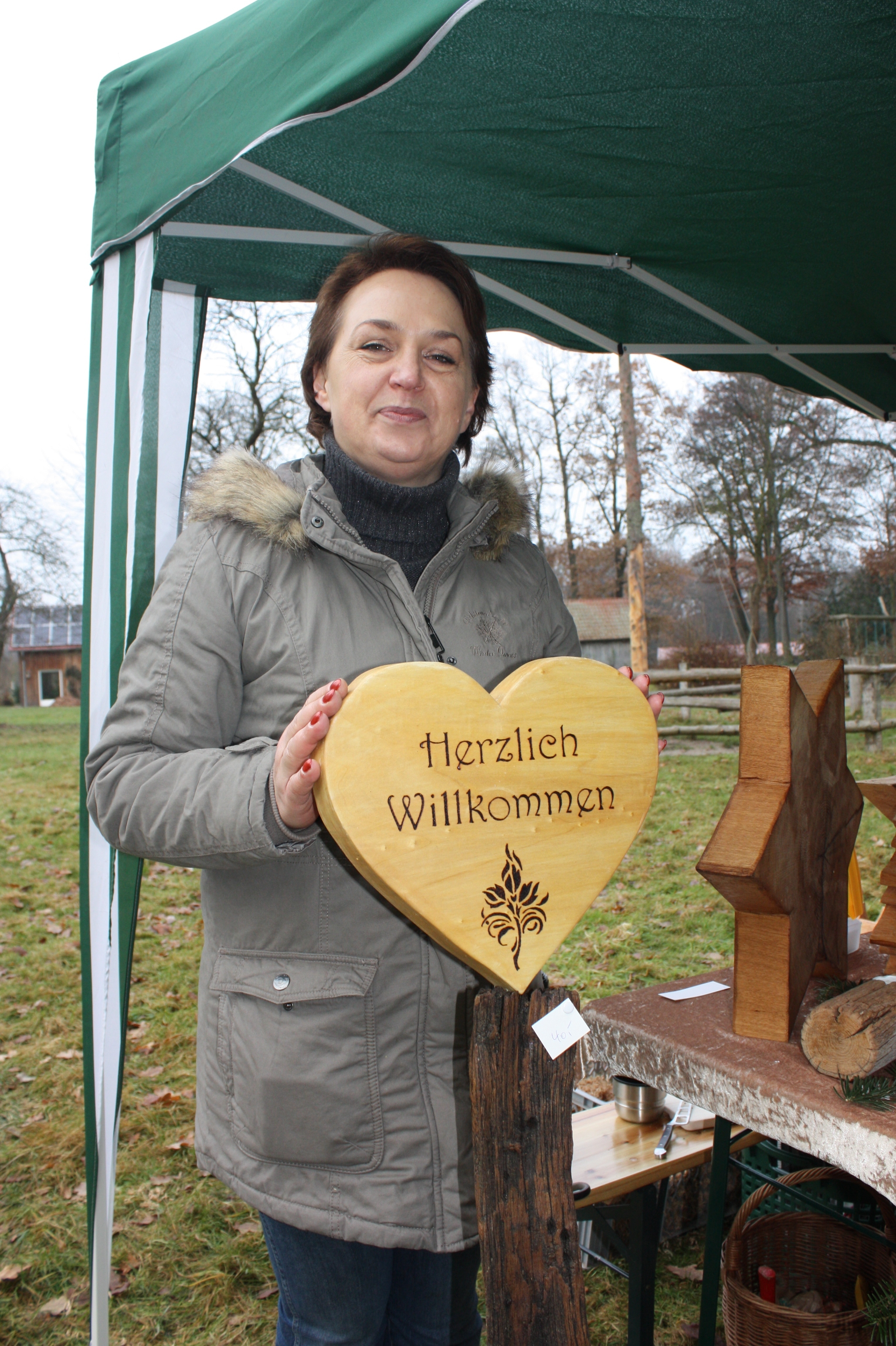 Claudia Haack bot ihre Holzkunst an