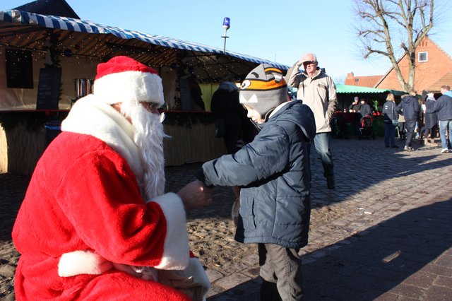 Dominik (5) ging auf Tuchfühlung mit Weihnachtsmann Stephan Feist