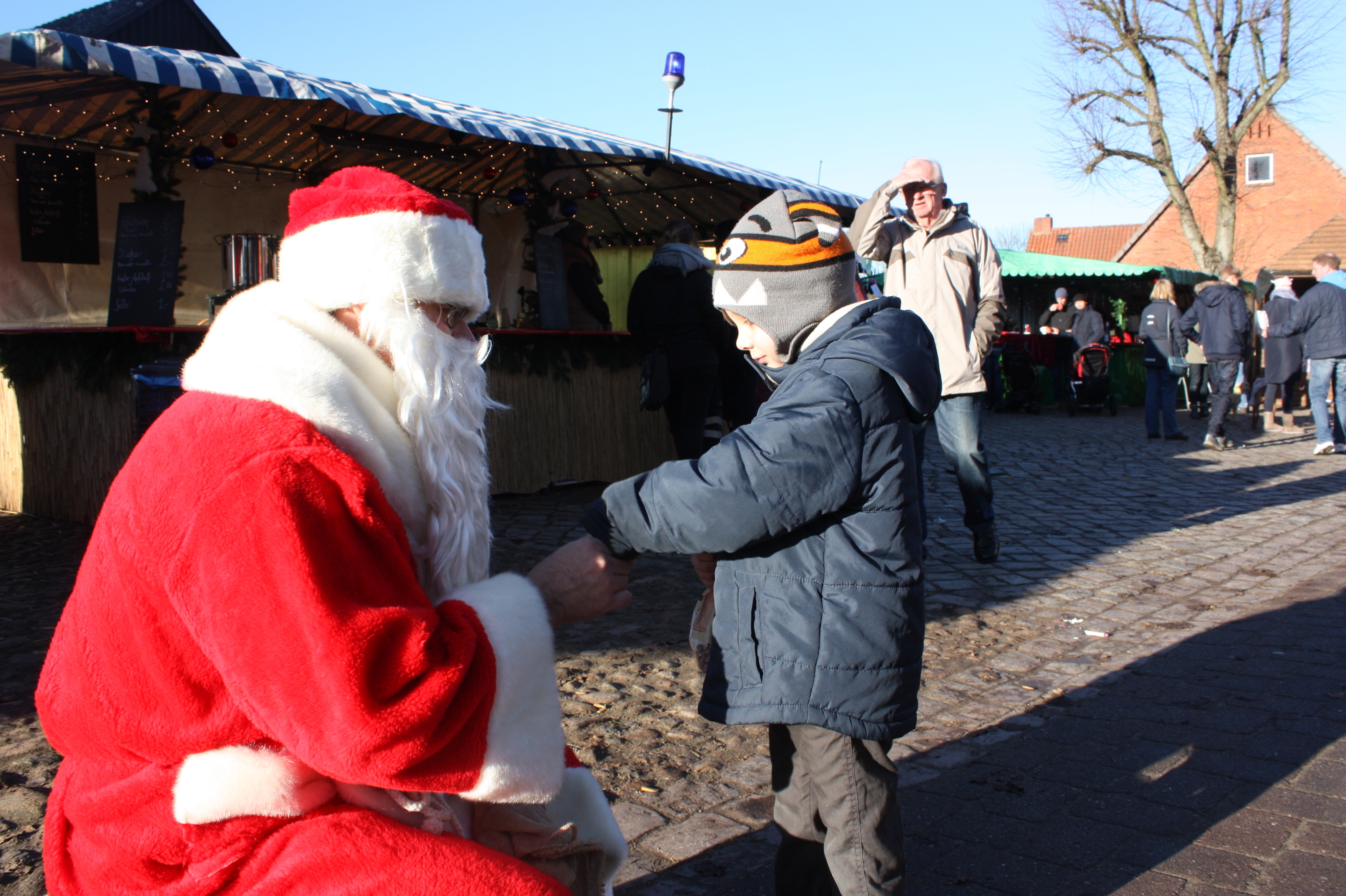Dominik (5) ging auf Tuchfühlung mit Weihnachtsmann Stephan Feist