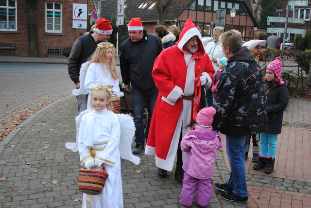 Wurden von den Besuchern freudig erwartet: der Weihnachtsmann und seine Engel