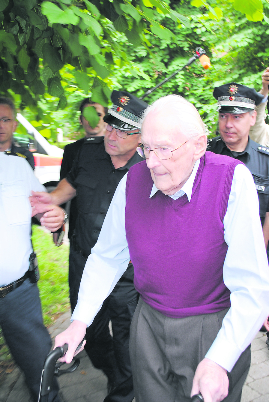 Oskar Gröning im Juli 2015 auf dem Weg zur Urteilsverkündung