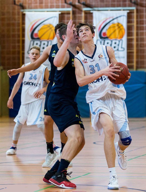 Nur selten konnte sich Moritz Kröger (re.) von den Sharks gegen die Berliner Abwehrspieler durchsetzen