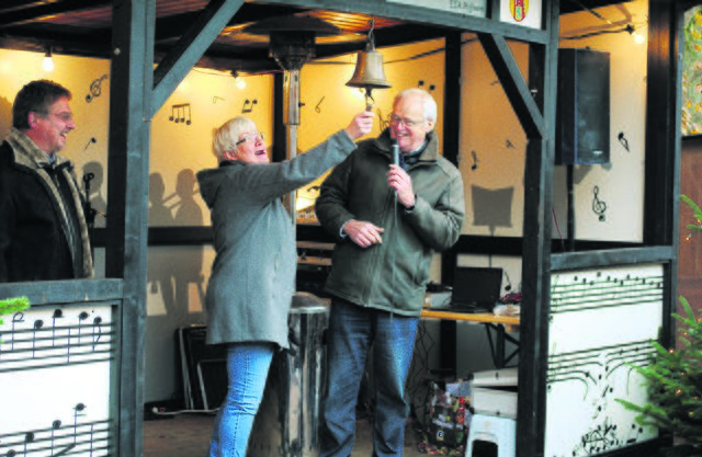 Beim Einläuten des Marktes (v. li.): Wolfgang Krause, Elisabeth Mestmacher und Hans-Uwe Weyer