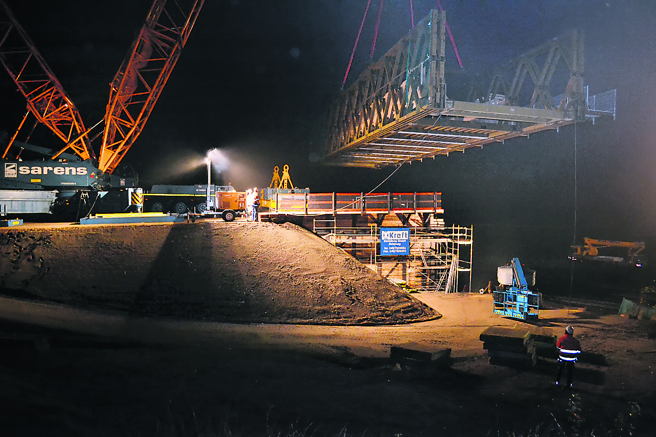 Die Brücke "schwebt" am Kran
