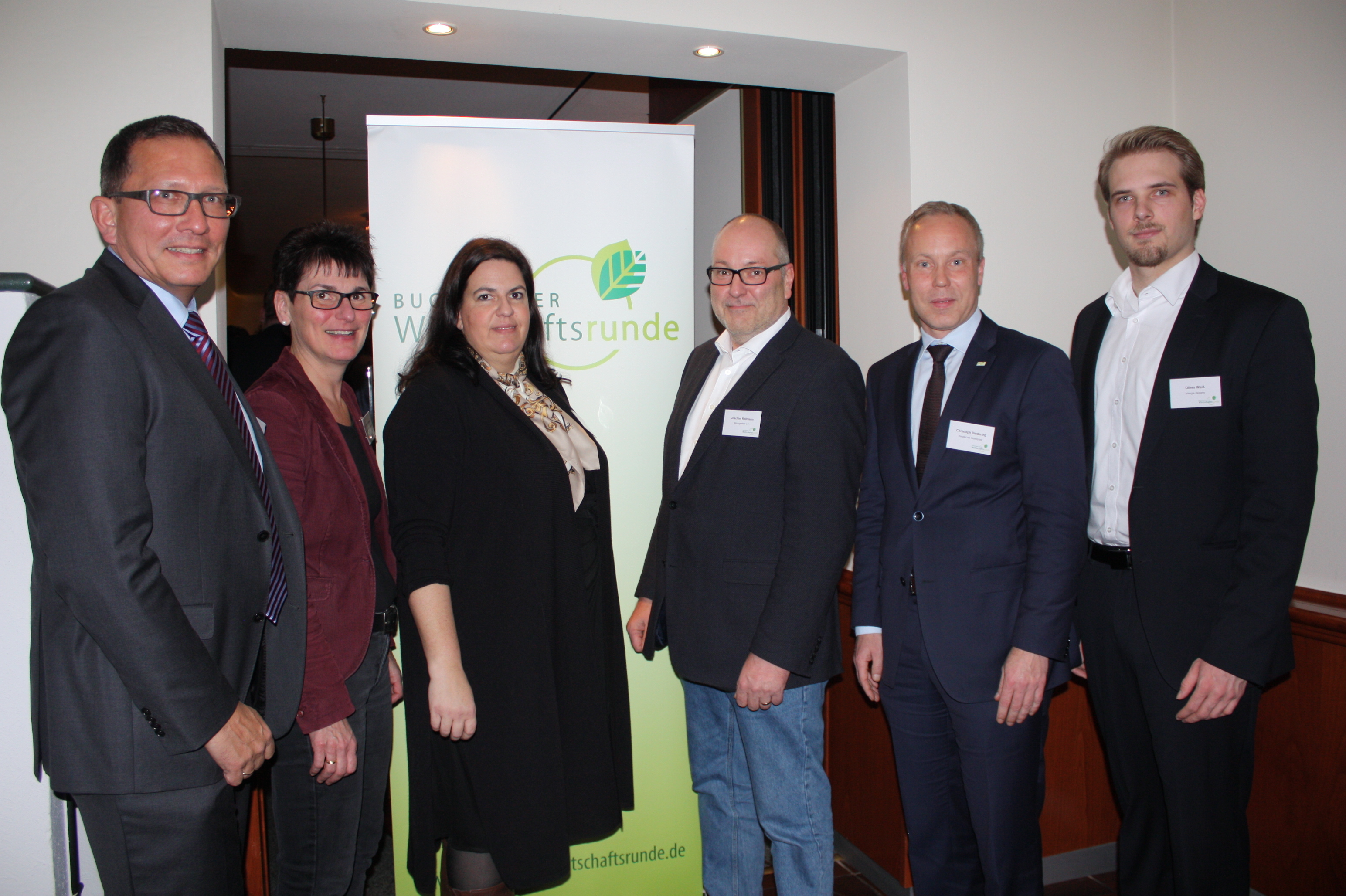 Gruppenbild mit Vertretern der Buchholzer Wirtschaftsrunde und des Vereins Bildungsritter: (v. li.) Frank Krause, Frauke Petersen-Hanson, Stefanie Jeschke, Joachim Rellmann, Christoph Diedering und Oliver Weiß