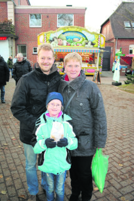 Stammgäste auf dem Weihnachtsmarkt: Marcus und Nicole Deepe mit Tochter Laura aus Eyendorf