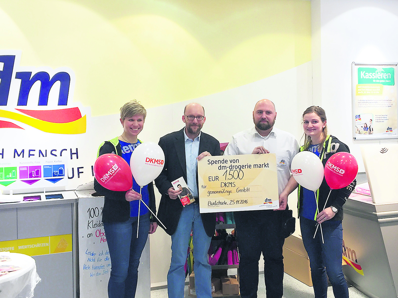 Friederike Gubernatis (v. li.), Jens Dammann, Ansprechpartner der DKMS, dm-Filialleiter Dennis Meybauer und Yara Nijboer