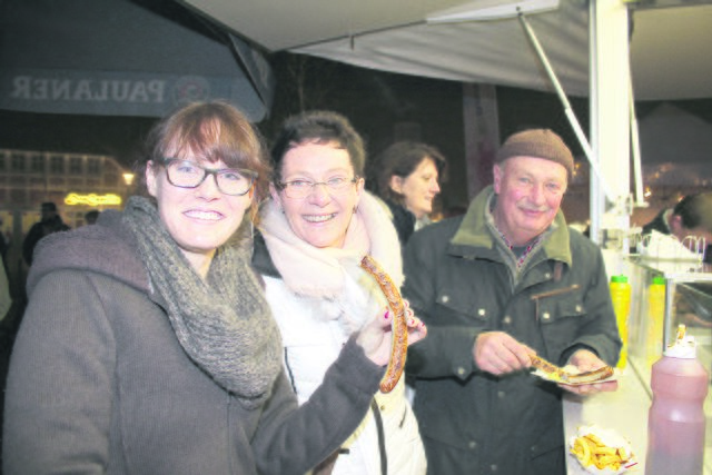 Eine handfeste Stärkung am Imbisswagen und dann geht es satt und zufrieden weiter mit dem Ladenbummel: Anna-Lena Oppel, ihre Mutter Claudia und deren Lebensgefährte Heinz Beneke (v.li.) schmeckt die leckere Bratwurst von Fleischerei Friemann