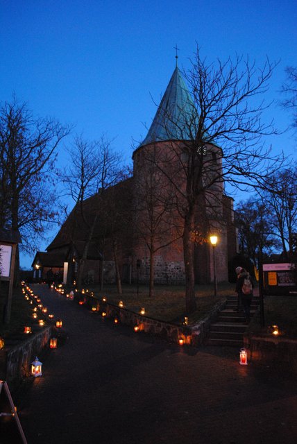 Stimmungsvoller Wegweiser: Laternen und Kerzen zeigten, wo es zu den Aktionen in der Kirche ging