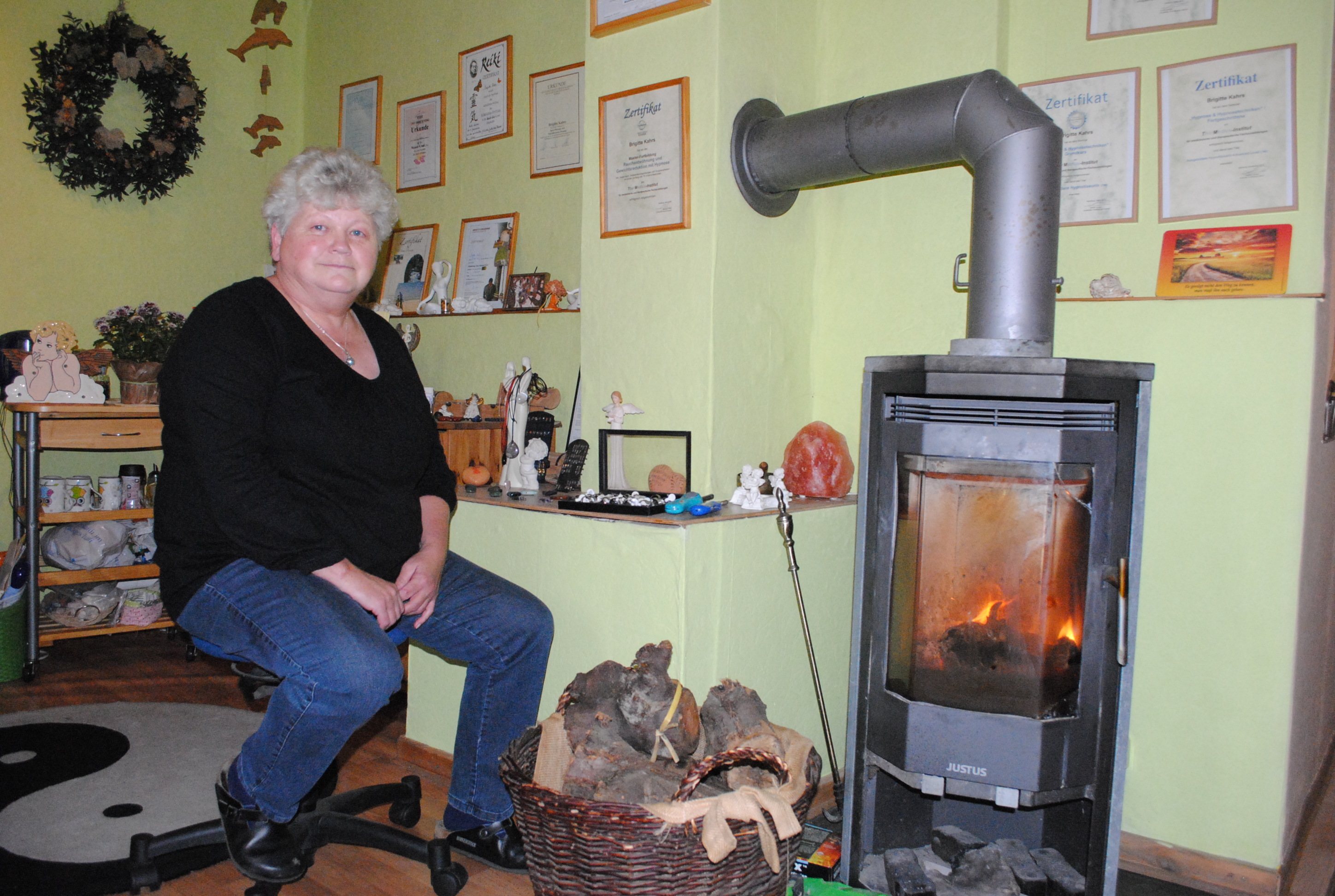 Brigitte Kahrs in ihrer Praxis in Oldendorf. Der Abschied von ihren zahlreichen treuen Kunden fällt ihr nicht leicht