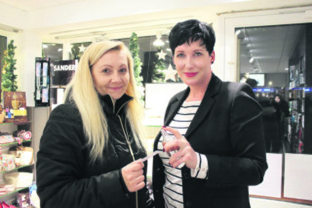 "Einfach dufte" findet Malgorzata Kiele das Angebot in der Parfümerie Ilona Plett. Mitarbeiterin Stephanie Rock präsentiert Proben akuteller Duftkompositionen. Den Abend startete Malgorzata mit ihren Freundinnen Marlena und Katja bei mediterranen Leckereien