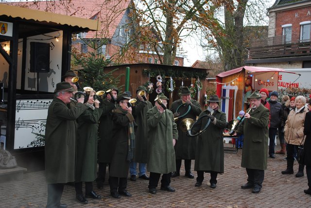 "Treue und Tradition": Die Jagdhornbläsergruppe aus Wulfsen begleitet den Weihnachtsmarkt seit rund 30 Jahren musikalisch